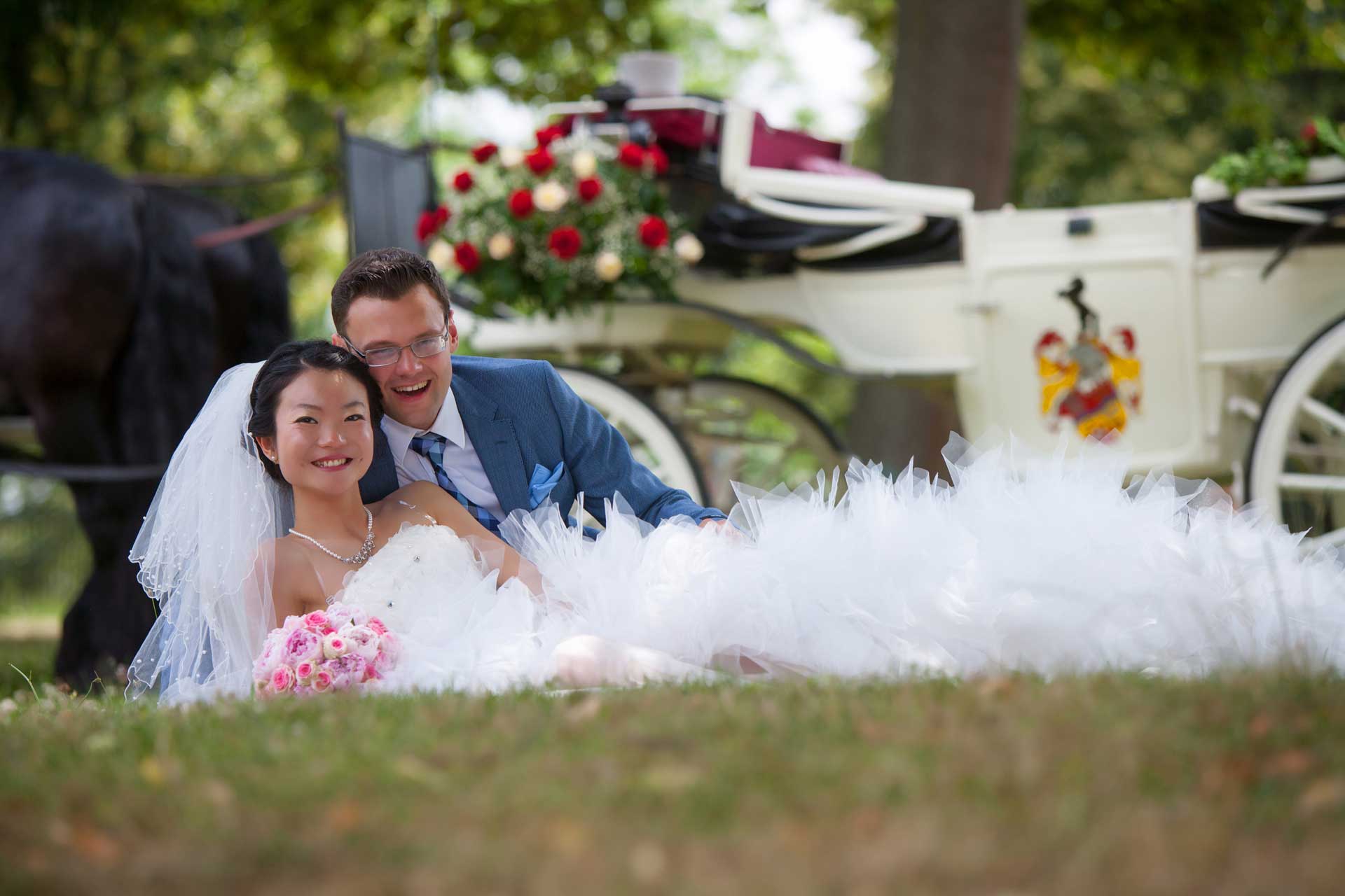 Hochzeitspaar mit Hochzeitskutsche im Schlosspark | Hochzeitsfotograf Hanau dc photodesign