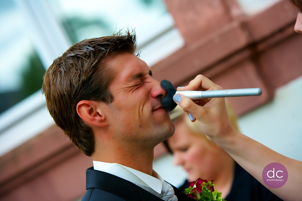 Bräutigam wird vor der Trauung abgepudert - Hochzeitsfotograf Hanau am Schloss Philippsruhe