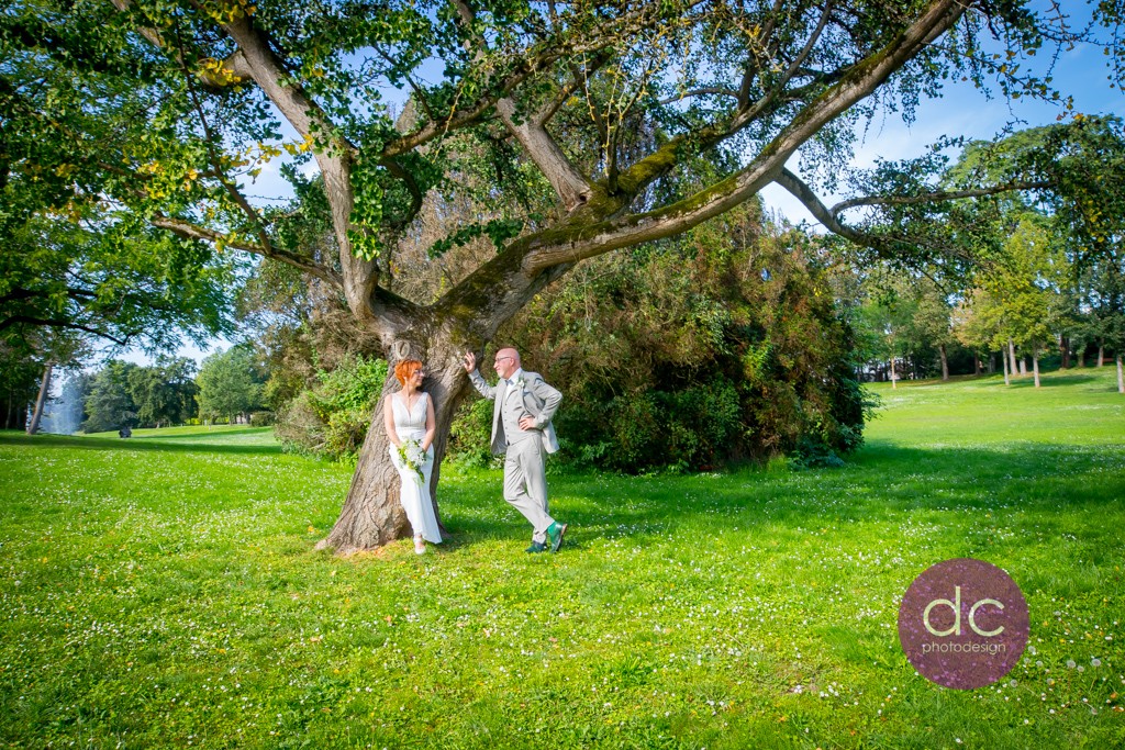 Brautpaar unter dem Gingko Baum im Schlosspark Philippsruhe - Hochzeitsfotograf Hanau