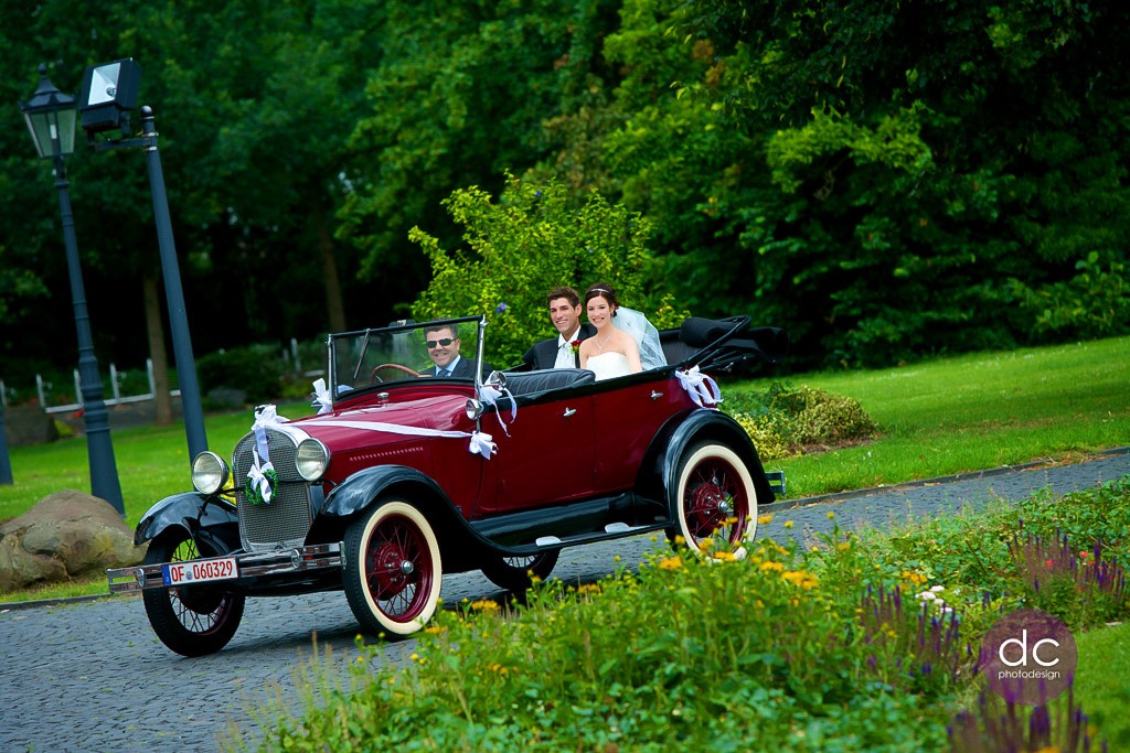 Hochzeitsauto auf dem Weg zur Tauung im Schloss Philippsruhe - Hochzeitsfotograf Hanau
