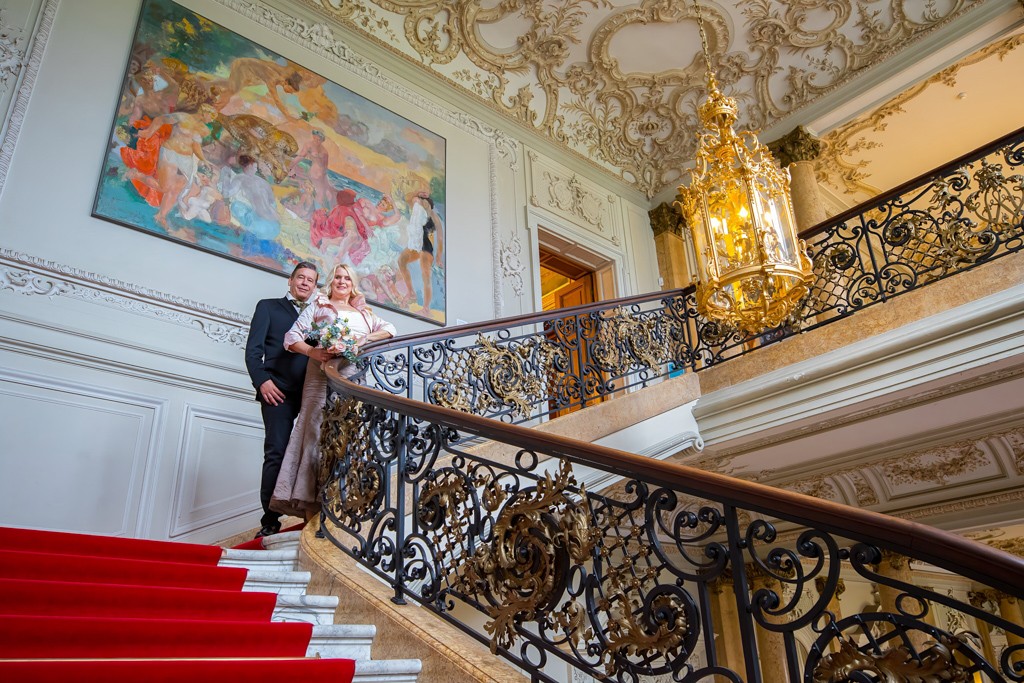 Brautpaar am Treppenaufgang zum roten Saal im Schloss Philippsruhe