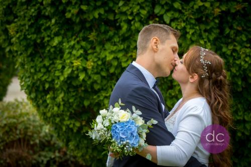 schloss-philippsruhe-heiraten-standesamtlich-brautpaar-beim-kuss-im-park